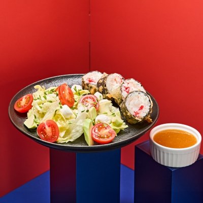 Салат ролл с креветками и авокадо